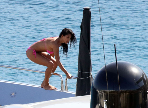 Ünlü çiftin şezlong sohbeti Ünlü çiftin şezlong sohbeti