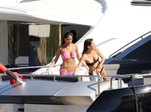 Ünlü çiftin şezlong sohbeti Ünlü çiftin şezlong sohbeti