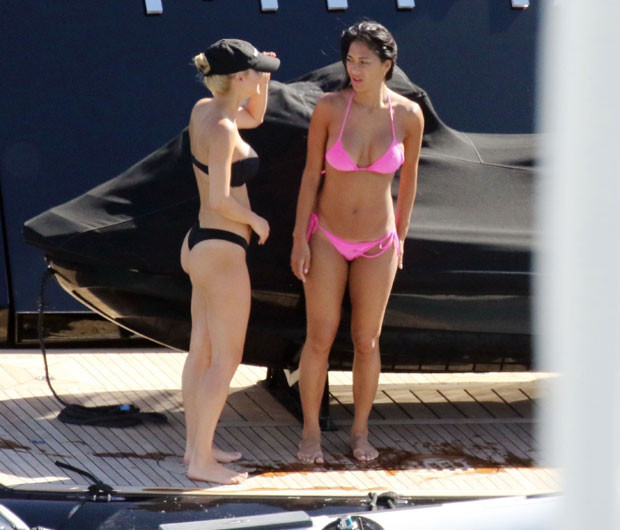 Ünlü çiftin şezlong sohbeti Ünlü çiftin şezlong sohbeti