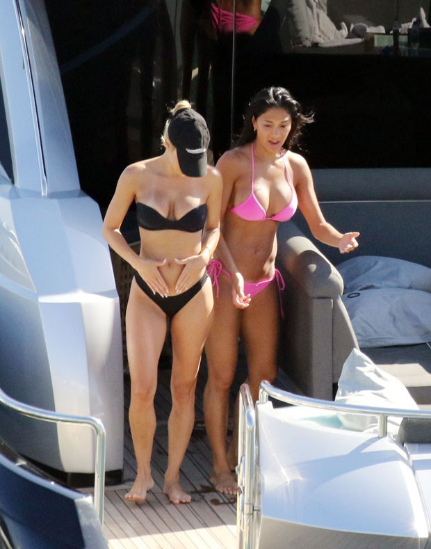 Ünlü çiftin şezlong sohbeti Ünlü çiftin şezlong sohbeti