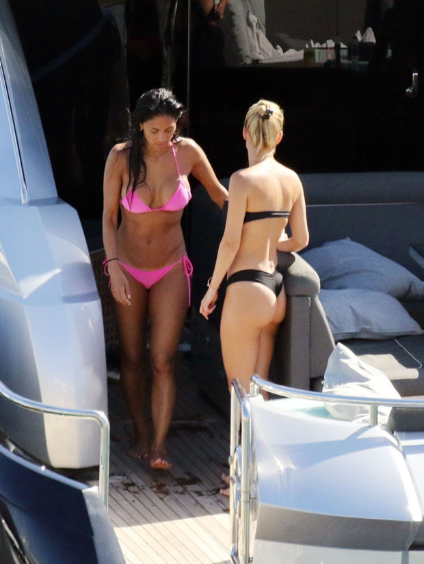 Ünlü çiftin şezlong sohbeti Ünlü çiftin şezlong sohbeti