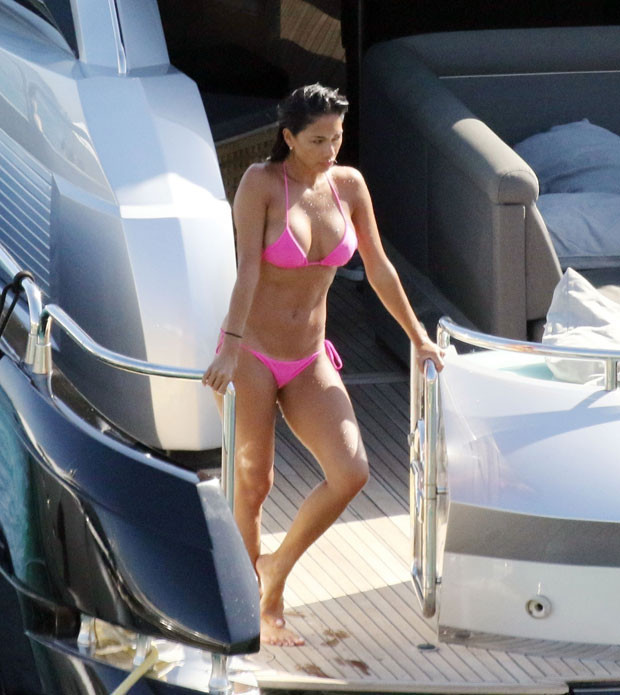 Ünlü çiftin şezlong sohbeti Ünlü çiftin şezlong sohbeti