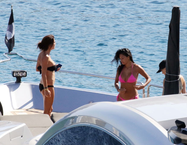 Ünlü çiftin şezlong sohbeti Ünlü çiftin şezlong sohbeti