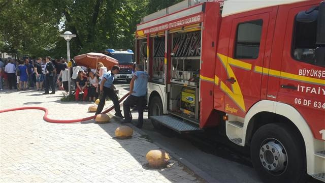 AVMde yangın paniğe neden oldu