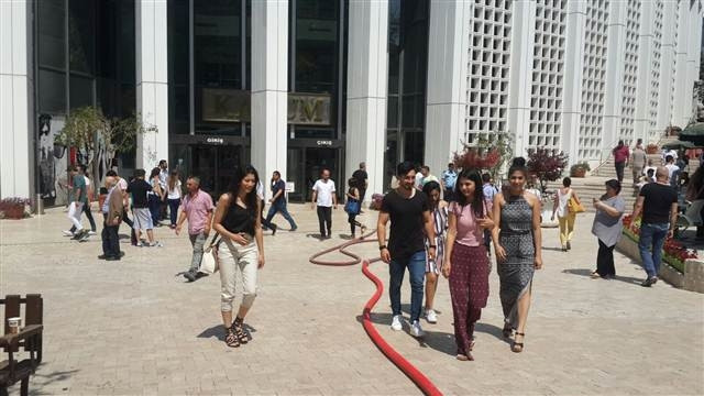 AVMde yangın paniğe neden oldu