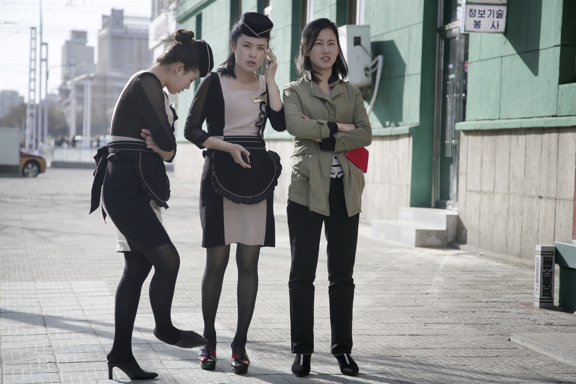 Корейские женщины всем своим поведением показывают что они настоящие шлюхи.