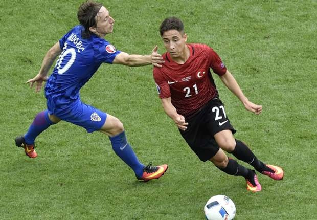 Emre Mor gizlice el sıkıştı Lucescudan hamle... Emre Mor gizlice el sıkıştı Lucescudan hamle...