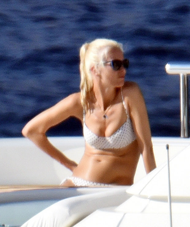 Efsane model yıllar sonra ilk kez bikinili