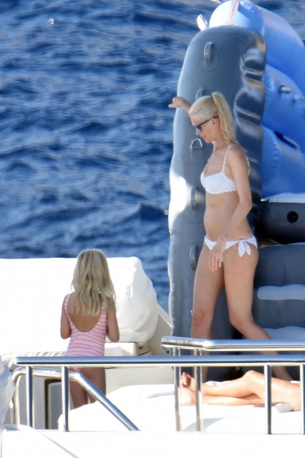 Efsane model yıllar sonra ilk kez bikinili
