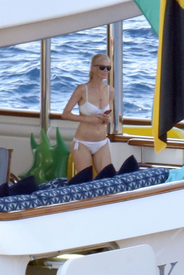 Efsane model yıllar sonra ilk kez bikinili
