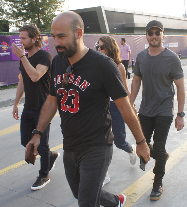 Ünlü oyuncu sıcak havalara rağmen imajından vazgeçmedi