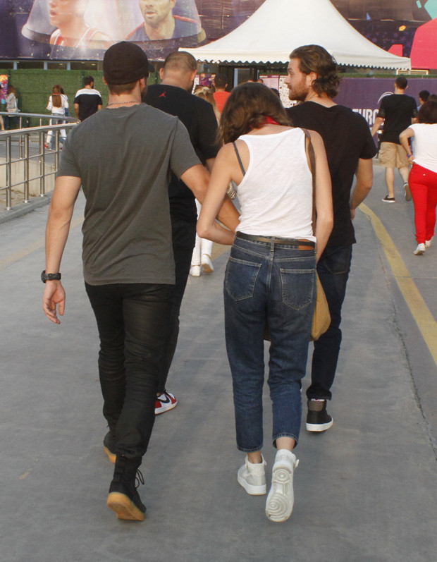 Ünlü oyuncu sıcak havalara rağmen imajından vazgeçmedi