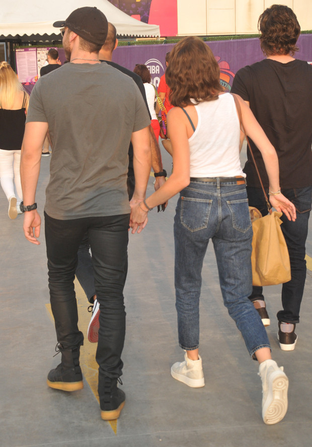 Ünlü oyuncu sıcak havalara rağmen imajından vazgeçmedi