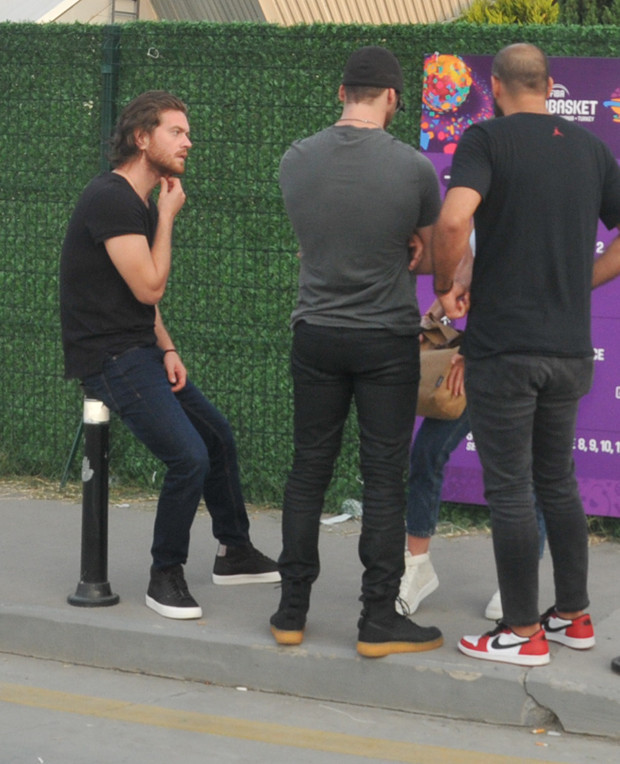 Ünlü oyuncu sıcak havalara rağmen imajından vazgeçmedi