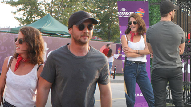 Ünlü oyuncu sıcak havalara rağmen imajından vazgeçmedi