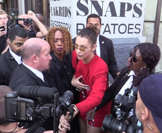 Ünlü model korumayla tartıştı: Dokunma ona