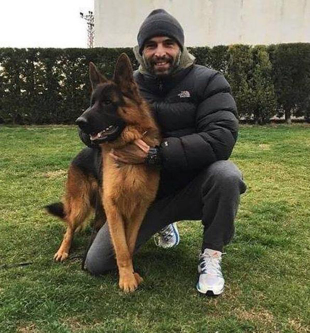 Türkiye’nin en çok izlenen dizilerinden birinde rol alıyordu, bir anda her şeyi bırakıp gitti Şimdi ihtiyaç sahiplerine yardım dağıtıyor Türkiye’nin en çok izlenen dizilerinden birinde rol alıyordu, bir anda her şeyi bırakıp gitti Şimdi ihtiyaç sahiplerine yardım dağıtıyor
