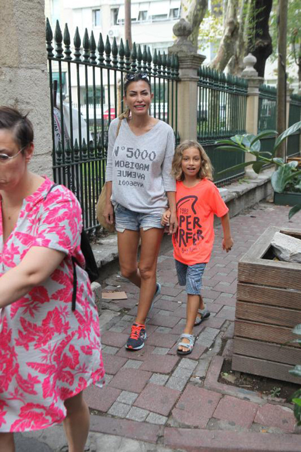 Türkiye’nin en çok izlenen dizilerinden birinde rol alıyordu, bir anda her şeyi bırakıp gitti Şimdi ihtiyaç sahiplerine yardım dağıtıyor Türkiye’nin en çok izlenen dizilerinden birinde rol alıyordu, bir anda her şeyi bırakıp gitti Şimdi ihtiyaç sahiplerine yardım dağıtıyor