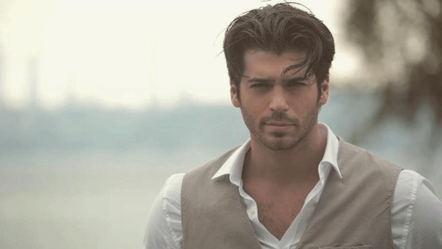 Can Yaman tek başına oturup saatlerce etrafı izlerdi Can Yaman tek başına oturup saatlerce etrafı izlerdi