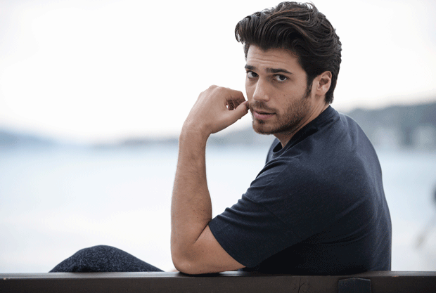 Can Yaman tek başına oturup saatlerce etrafı izlerdi Can Yaman tek başına oturup saatlerce etrafı izlerdi