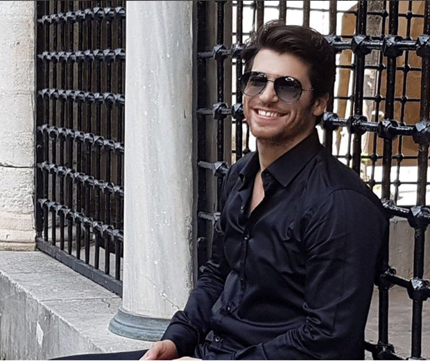 Can Yaman tek başına oturup saatlerce etrafı izlerdi Can Yaman tek başına oturup saatlerce etrafı izlerdi