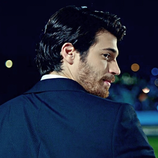 Can Yaman tek başına oturup saatlerce etrafı izlerdi Can Yaman tek başına oturup saatlerce etrafı izlerdi
