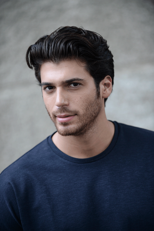 Can Yaman tek başına oturup saatlerce etrafı izlerdi Can Yaman tek başına oturup saatlerce etrafı izlerdi