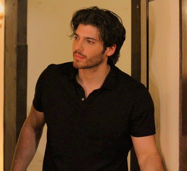 Can Yaman tek başına oturup saatlerce etrafı izlerdi Can Yaman tek başına oturup saatlerce etrafı izlerdi