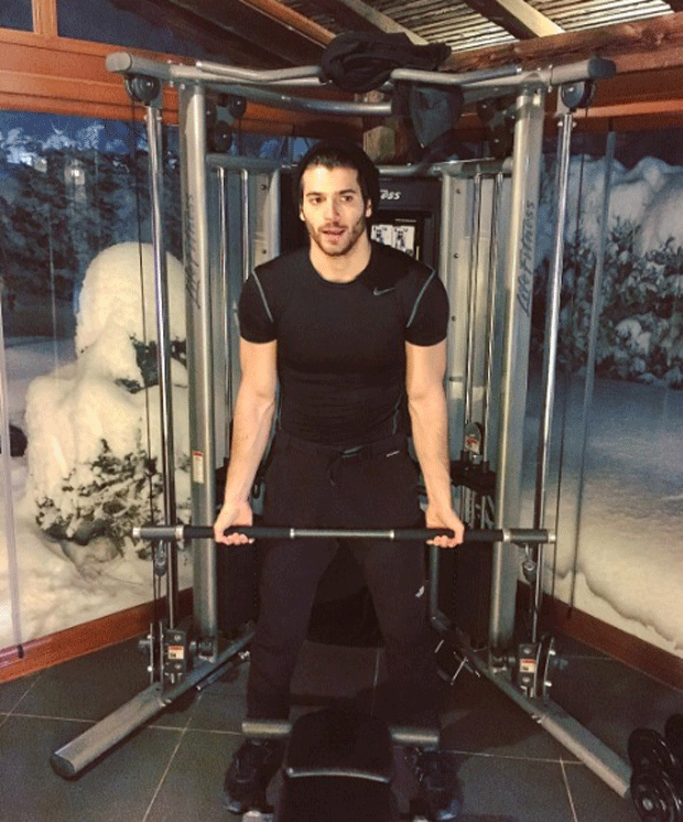 Can Yaman tek başına oturup saatlerce etrafı izlerdi Can Yaman tek başına oturup saatlerce etrafı izlerdi