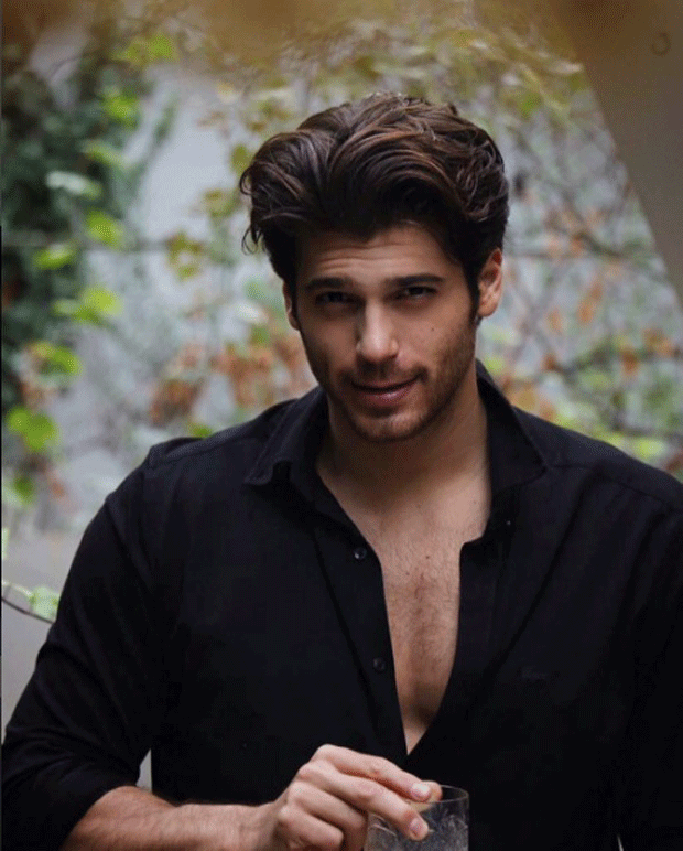 Can Yaman tek başına oturup saatlerce etrafı izlerdi Can Yaman tek başına oturup saatlerce etrafı izlerdi