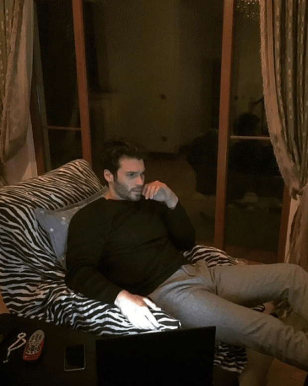 Can Yaman tek başına oturup saatlerce etrafı izlerdi Can Yaman tek başına oturup saatlerce etrafı izlerdi
