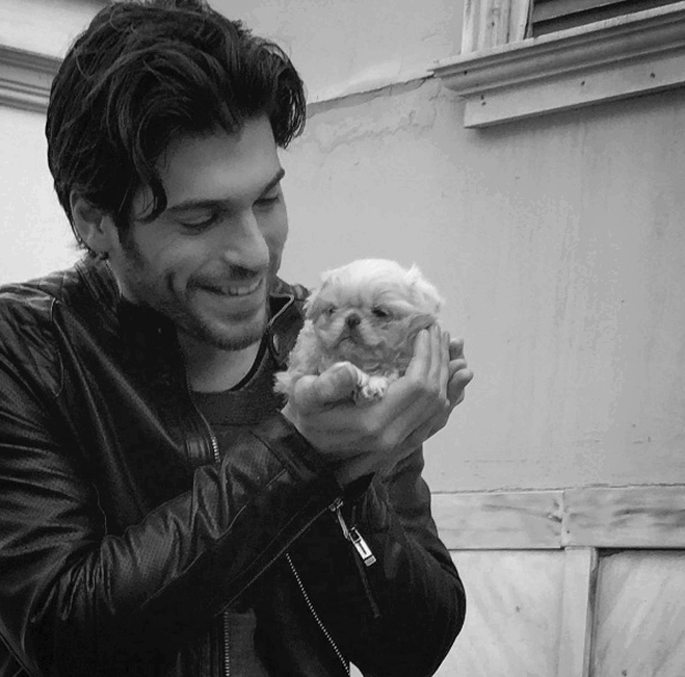 Can Yaman tek başına oturup saatlerce etrafı izlerdi Can Yaman tek başına oturup saatlerce etrafı izlerdi