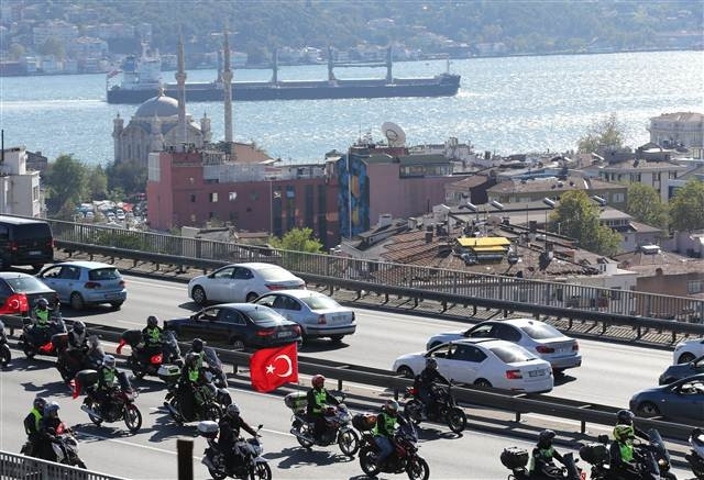 İstanbulda motosikletlilerden Cumhuriyet konvoyu