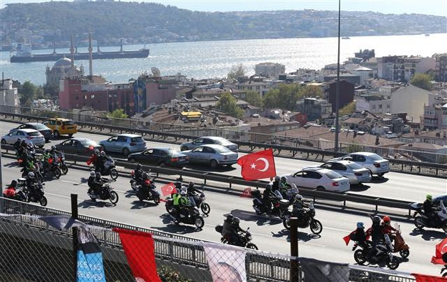 İstanbulda motosikletlilerden Cumhuriyet konvoyu
