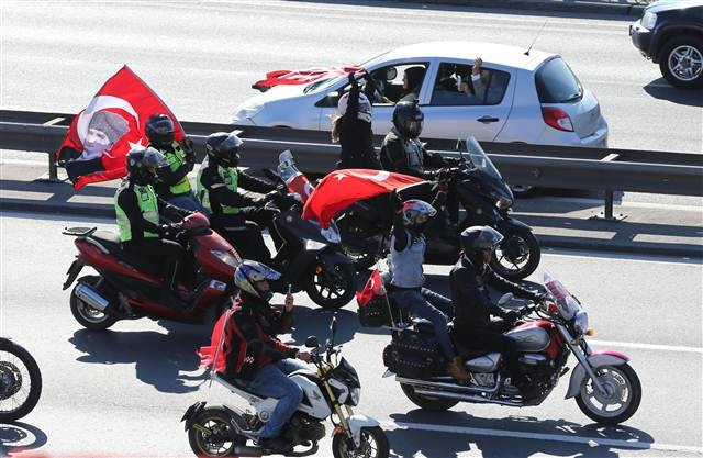 İstanbulda motosikletlilerden Cumhuriyet konvoyu
