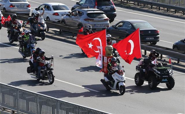İstanbulda motosikletlilerden Cumhuriyet konvoyu