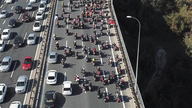 İstanbulda motosikletlilerden Cumhuriyet konvoyu