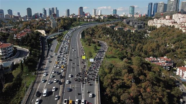 İstanbulda motosikletlilerden Cumhuriyet konvoyu