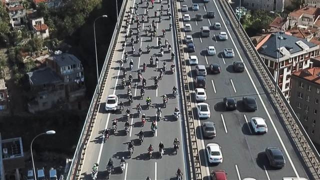 İstanbulda motosikletlilerden Cumhuriyet konvoyu