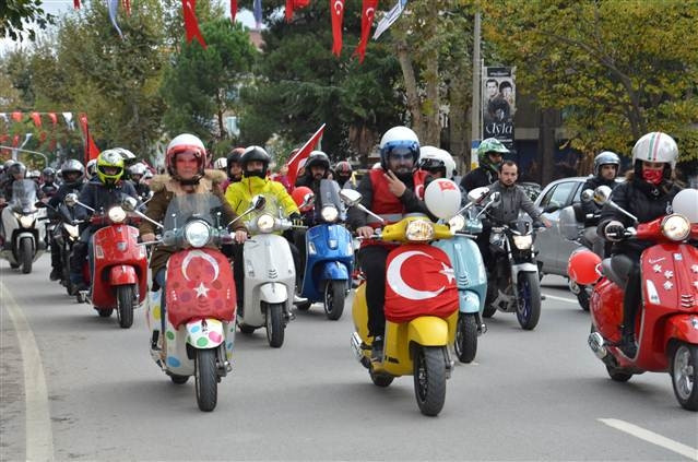 İstanbulda motosikletlilerden Cumhuriyet konvoyu
