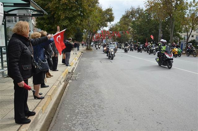 İstanbulda motosikletlilerden Cumhuriyet konvoyu