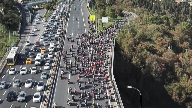 İstanbulda motosikletlilerden Cumhuriyet konvoyu