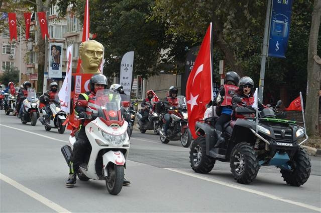 İstanbulda motosikletlilerden Cumhuriyet konvoyu