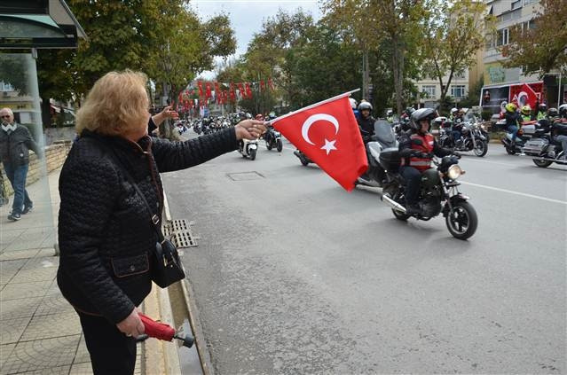 İstanbulda motosikletlilerden Cumhuriyet konvoyu