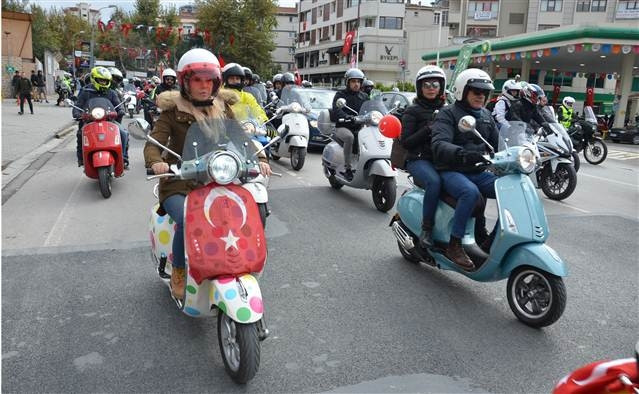 İstanbulda motosikletlilerden Cumhuriyet konvoyu