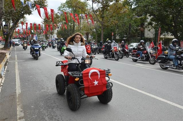 İstanbulda motosikletlilerden Cumhuriyet konvoyu