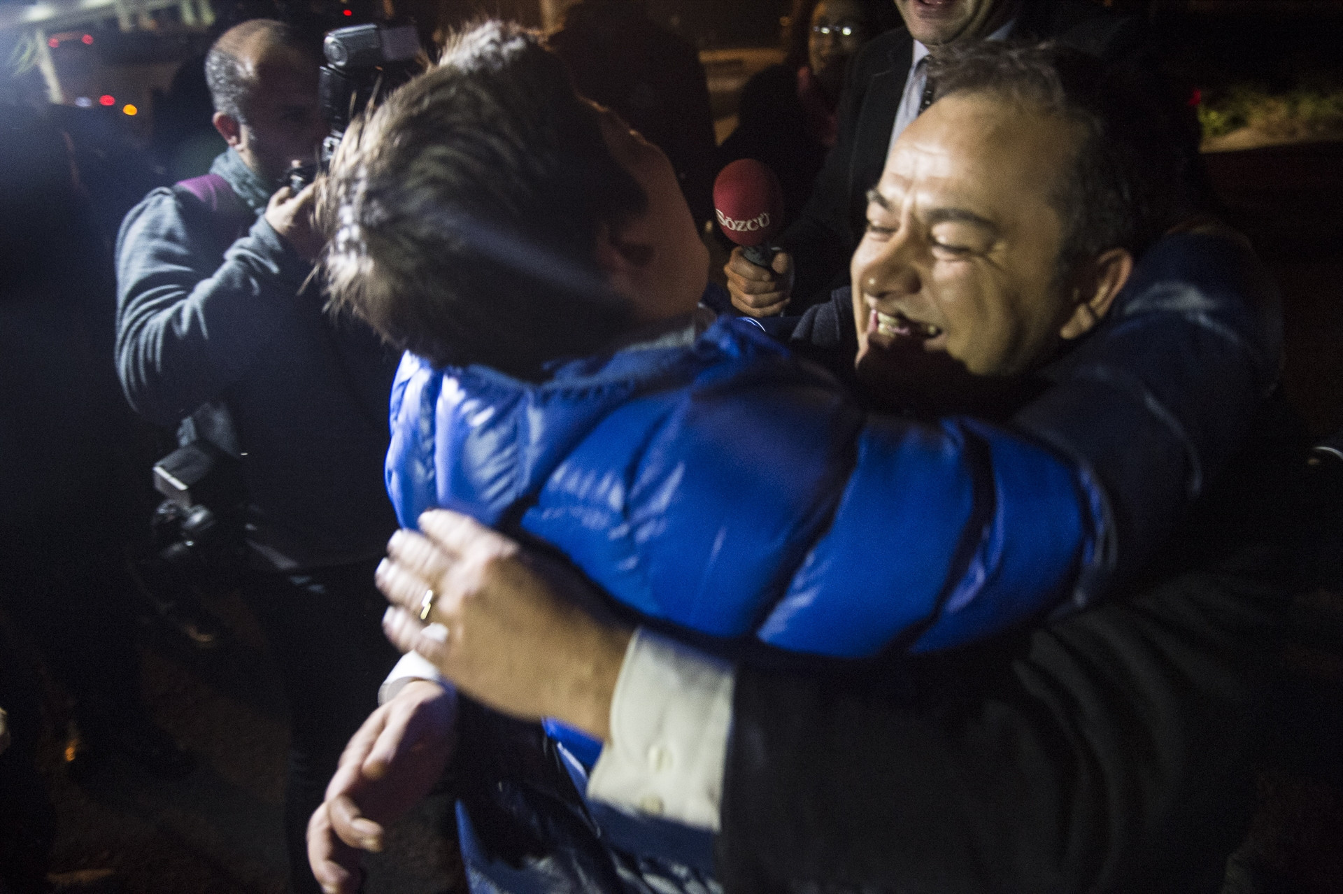 Sözcü gazetesi muhabiri tahliye edildi... Müthiş görüntüler...