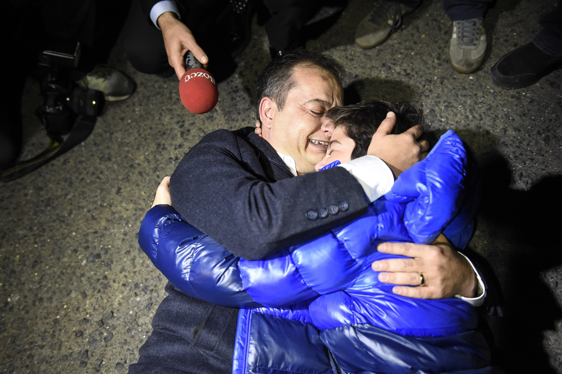 Sözcü gazetesi muhabiri tahliye edildi... Müthiş görüntüler...