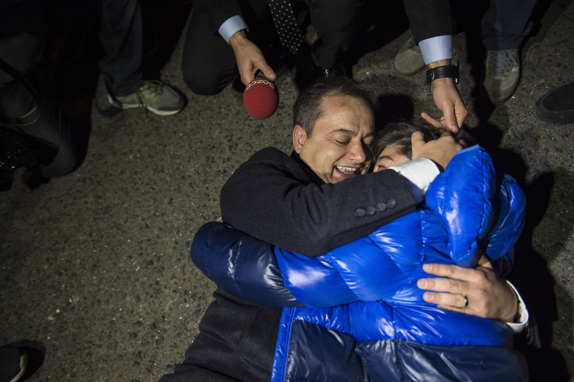 Sözcü gazetesi muhabiri tahliye edildi... Müthiş görüntüler...