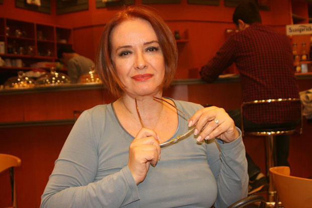 Kadın oldum erkek oldum, erkek oldum kimseye yaranamadım Kadın oldum erkek oldum, erkek oldum kimseye yaranamadım